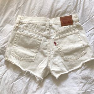 White Levi’s shorts